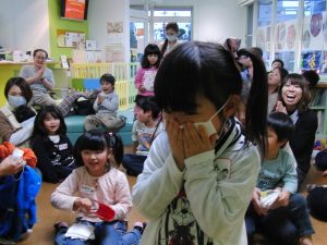 かーぜひいた♪かぜひいた♪だーれかさんがくしゃみした！ハッ、クショーン！みんな分かるかな？